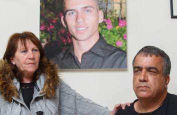 والدا الجندي شاؤول مع صورته