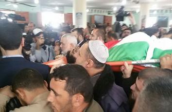 هنية خلال تشيع الشهيد ابراهيم ثريا