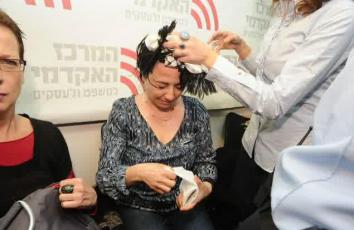 النائب في الكنيست حنين زعبي بعد الاعتداء عليها