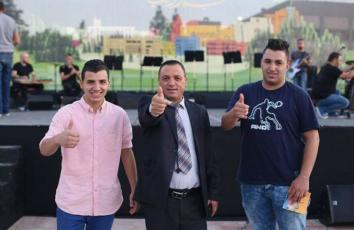 الشهيد ليث (يسار) يقف إلى جانب والده 