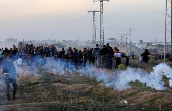 جانب من المواجهات أمس