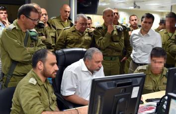 وزير الجيش الإسرائيلي يتوسط ضباطًا في غرفة عمليات للجيش (أرشيف)
