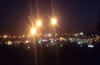 قنابل مضيئة أطلقها الاحتلال بحثا عن المنفذ