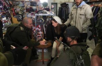 فلسطينيًا يحمل سكينًا تسلل للمستوطنة