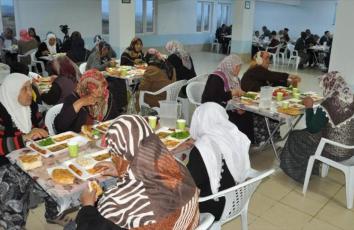 سكان القرية خلال اجتماعهم على طعام الإفطار