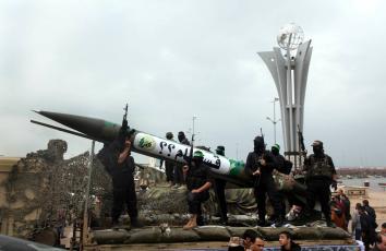 عناصر من كتائب القسام خلال عرض عسكري