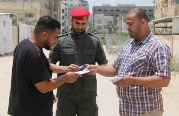 جانب من توزيع المطوية