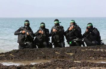 عناصر وحدة الضفادع البشرية بكتائب القسام