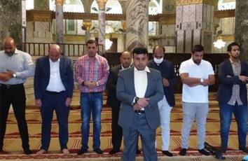 أعضاء وفد إماراتي يصلون بالأقصى تحت حماية الاحتلال قبل أن يطردهم المقدسيون من الحرم القدسي