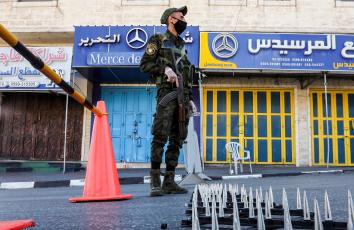 رجل أمن فلسطيني في الضفة الغربية المحتلة