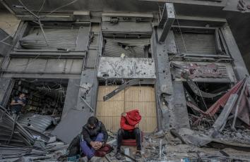 حزن شديد ينتاب التجار بعد استهداف الاحتلال لمحالهم التجارية بغزة - تصوير: محمد أسعد