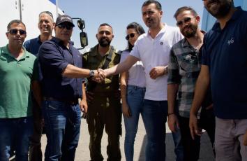 خلال تسلم وفد من وزارة الصحة لشحنة اللقاح