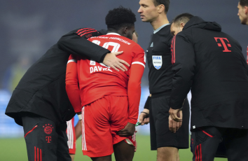 ألفونسو ديفيز مصابًا