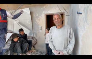 نازحون عادوا إلى شمال غزة ينظفون بيوتهم المقصوفة للعيش فيها