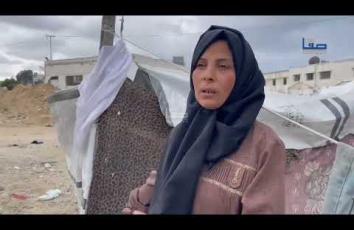 سيدة من غزة تشتكي عدم توفر خيام في ظل الأوضاع المأساوية التي يعيشها الأهالي بسبب الدمار والبرد