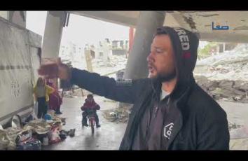 فلسطيني ينصب خيمته تحت سقف مسجد مدمر بمدينة غزة لإيواء عائلته رغم المخاطر