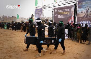 أثناء تسليم جثث أسرى إسرائيليين في دفعة سابقة