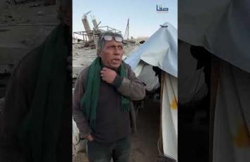 مواطن من غزة ينصب خيمته فوق ركام ڤلته