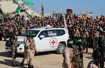 وصول سيارات الصليب الأحمر إلى خانيونس استعدادا لتسلم 3 أسرى إسرائيليين ضمن صفقة التبادل