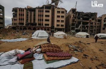 نازحون ينصبون خيامهم بين مباني الجامعات المدمرة في مدينة غزة