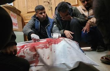  وصول شهيدين إلى مجمع ناصر الطبي في خانيونس