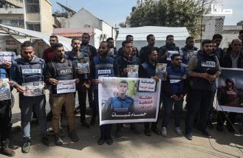 وقفة للصحافيين احتجاجًا على استشهاد زملائهم في غزة