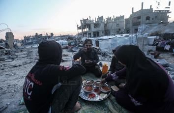 عائلة تعد طعام الإفطار في ثاني يوم رمضان على ركام منزلهم في جباليا