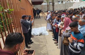 وداع 5 شهداء وصلوا مجمع ناصر الطبي في خانيونس