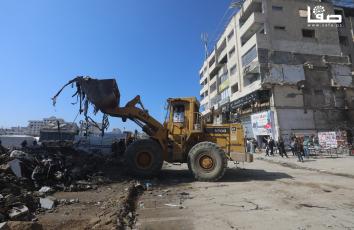 جرافات تعمل على إزالة الركام من شوارع مدينة غزة