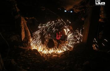 شبان فلسطينيون يشعلون الألعاب النارية احتفالًا برمضان قرب منازلهم المدمرة بغزة