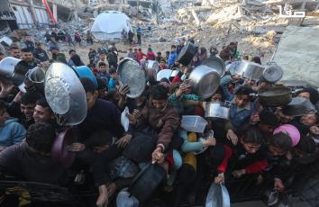 معاناة الحصول على وجبات "التكيّة" بمخيم جباليا بعد شح السلع في السوق واستمرار الاحتلال إغلاق المعابر