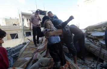 انتشال جثمان طفل من تحت أنقاض منزل في حي الصبرة وسط مدينة غزة