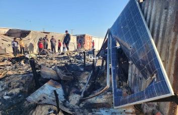 خيام دمرتها طائرات الاحتلال على ساكنيها في مواصي خانيونس