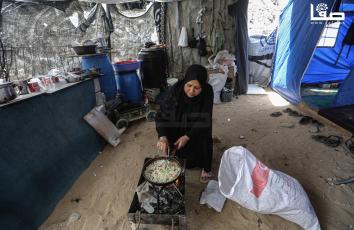 جانب من الحياة اليومية التي يعيشها النازحون داخل الخيام في حي الرمال وسط مدينة غزة