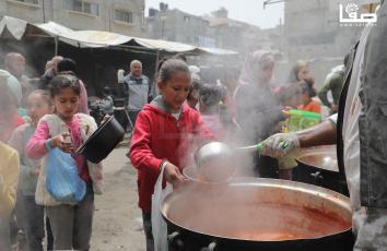 آلاف الأسر في قطاع غزة تعتمد على وجبات التكيّات شبه اليومية في أماكن نزوحهم