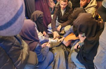 وداع حزين لشهداء قضوا في قصف إسرائيلي في خان يونس جنوبي قطاع غزة