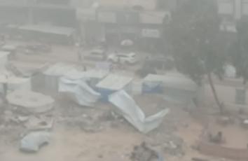 عاصفة تغطي مدينة غزة و تقتلع خيام النازحين