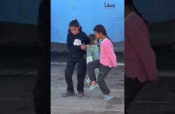 رغم شحّ مقومات الحياة.. مواطنون يصرّون على تحدي ظروفهم الصعبة في خيام النزوح بشمال قطاع غزة