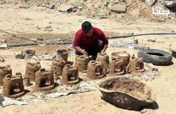 أفران ومواقد من الطين في غزة بسبب انعدام الغاز والوقود