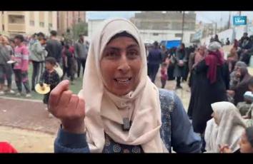 وسط تفشي المجاعة.. مواطنون ينتظرون الحصول على الطعام من التكية