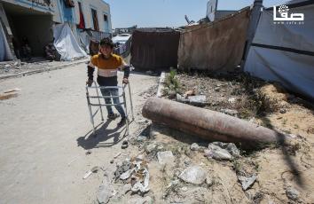 ذخائر ومخلفات من جيش الاحتلال بالقرب من خيام النازحين في قطاع غزة