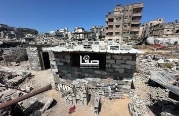 المواطن بلال البايض من غزة يعيد تشييد منزله بما تبقى من حجارة بعد تدميره بغارة إسرائيلية