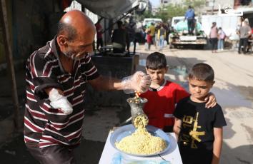 المواطن موسى أبو رصاص (57 عامًا) فقد يده خلال الحرب يعمل في طحن الفلافل بهدف إعالة أطفاله السبعة