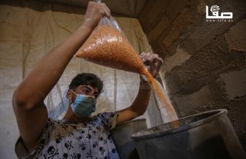 بدائل مبتكرة للطحين في غزة.. طحن العدس والمعكرونة والبقوليات