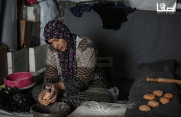 صناعة الخبز من المعكرونة والعدس بمخيم نازحين في جباليا