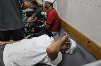 وصول مصابي استهداف مستشفى غزة الأوروبي إلى مجمع ناصر الطبي في خانيونس