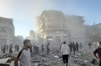 قصف عمارة سكنية في منطقة الصفطاوي شمالي مدينة غزة