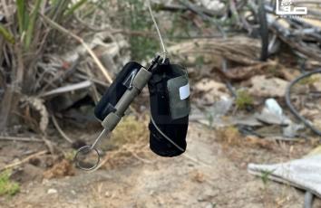 مواطنون يتفقدون المكان الذي اقتحمته القوات الخاصة في خانيونس