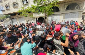 المجاعة تشتد وازدحام على التكيات الخيرية في شوارع مدينة غزة