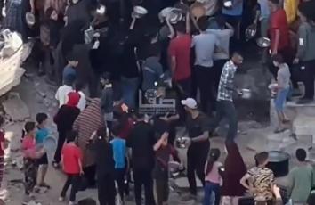 نازحون شمالي غزة يتزاحمون للحصول على بعض الطعام بسبب إغلاق المعابر وقلة المواد الغذائية